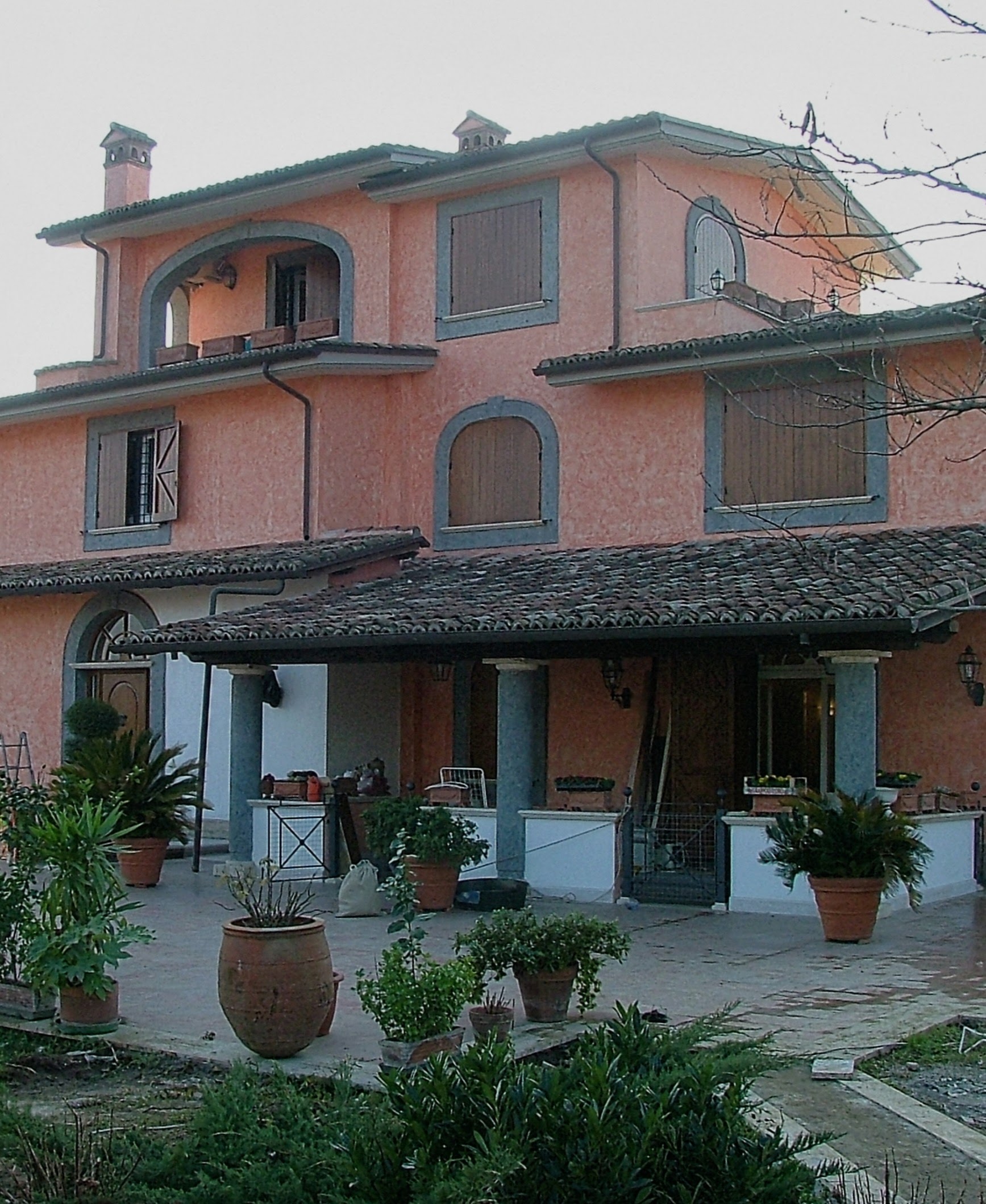 Decorazione in finto marmo peperino sugli elementi architettonici esterni di una villa nella campagna romana